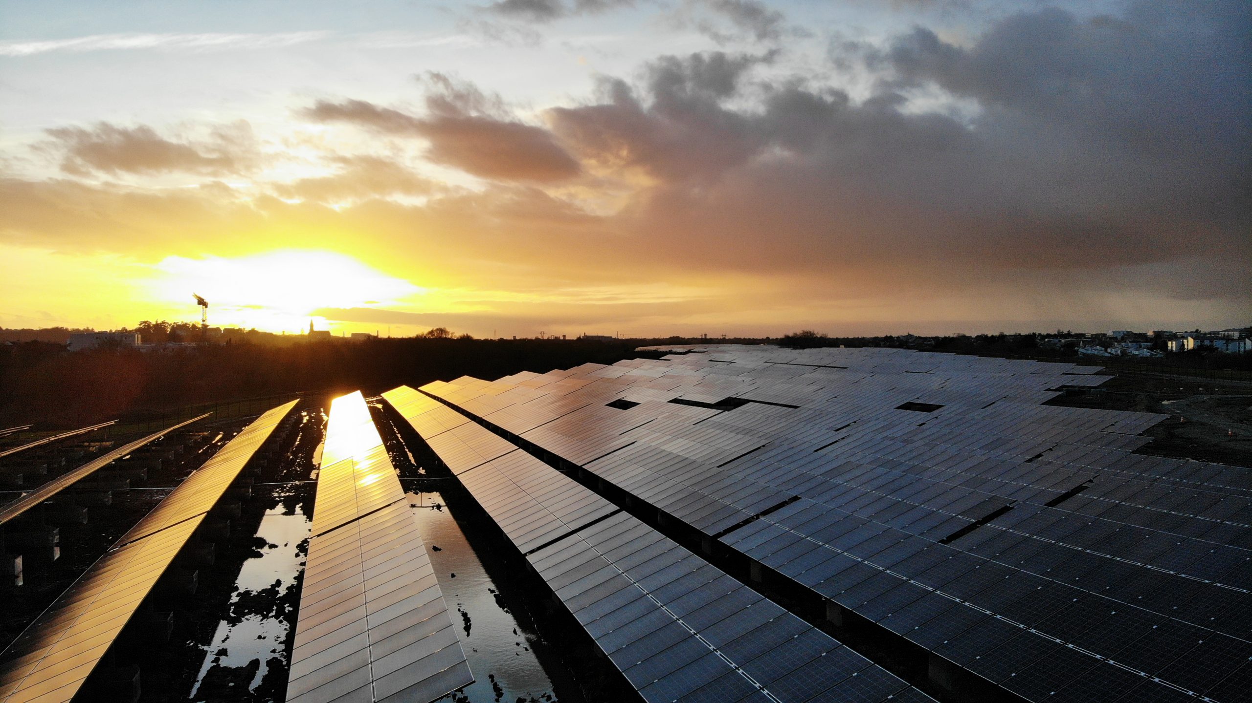 Solceller i solnedgang